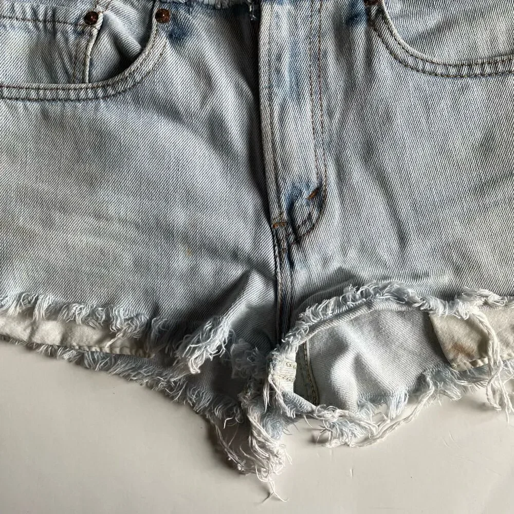 LEVI’S | high rise distressed light denim cut off jean shorts 28